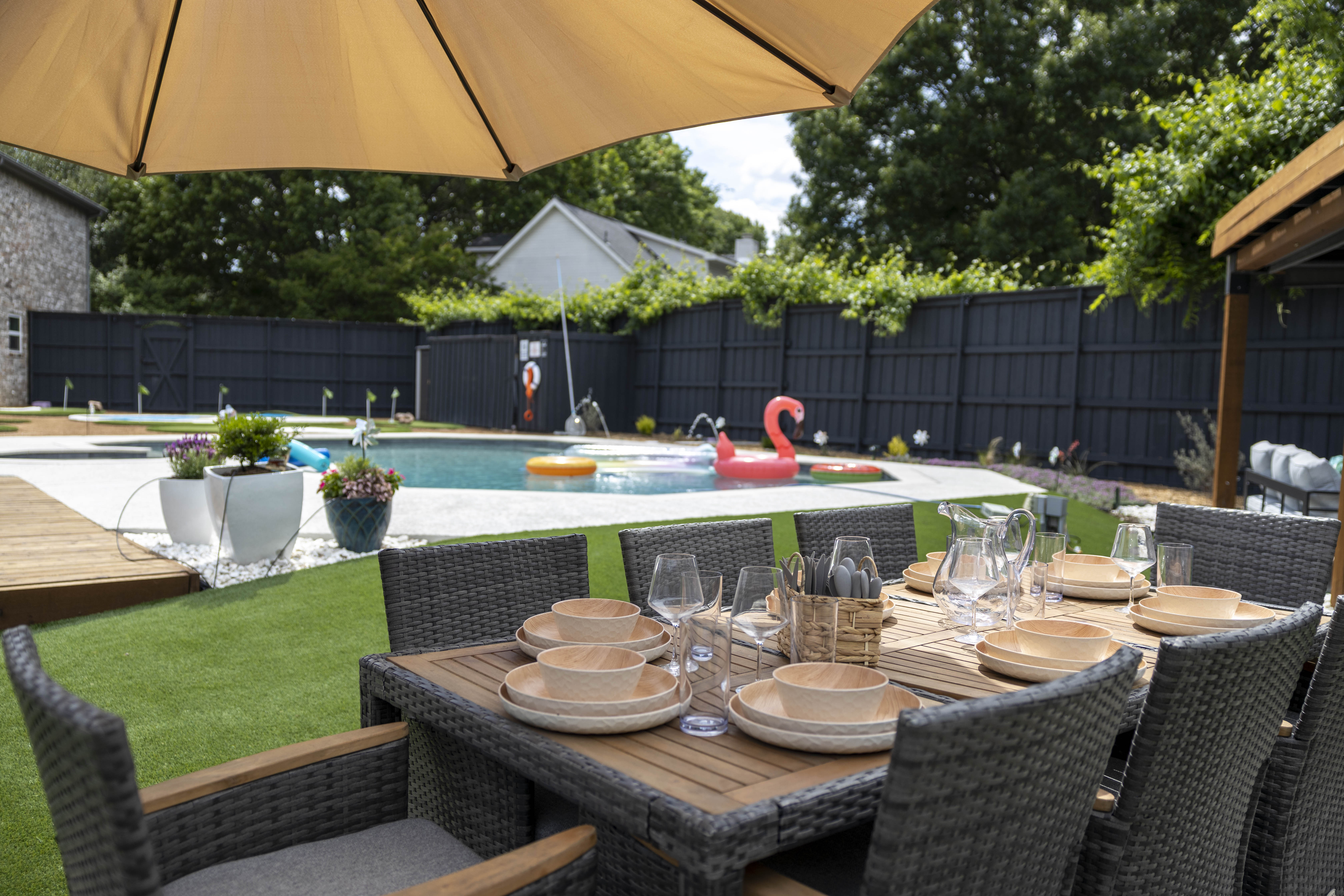 Backyard - Backyard Outdoor Dining 1_1