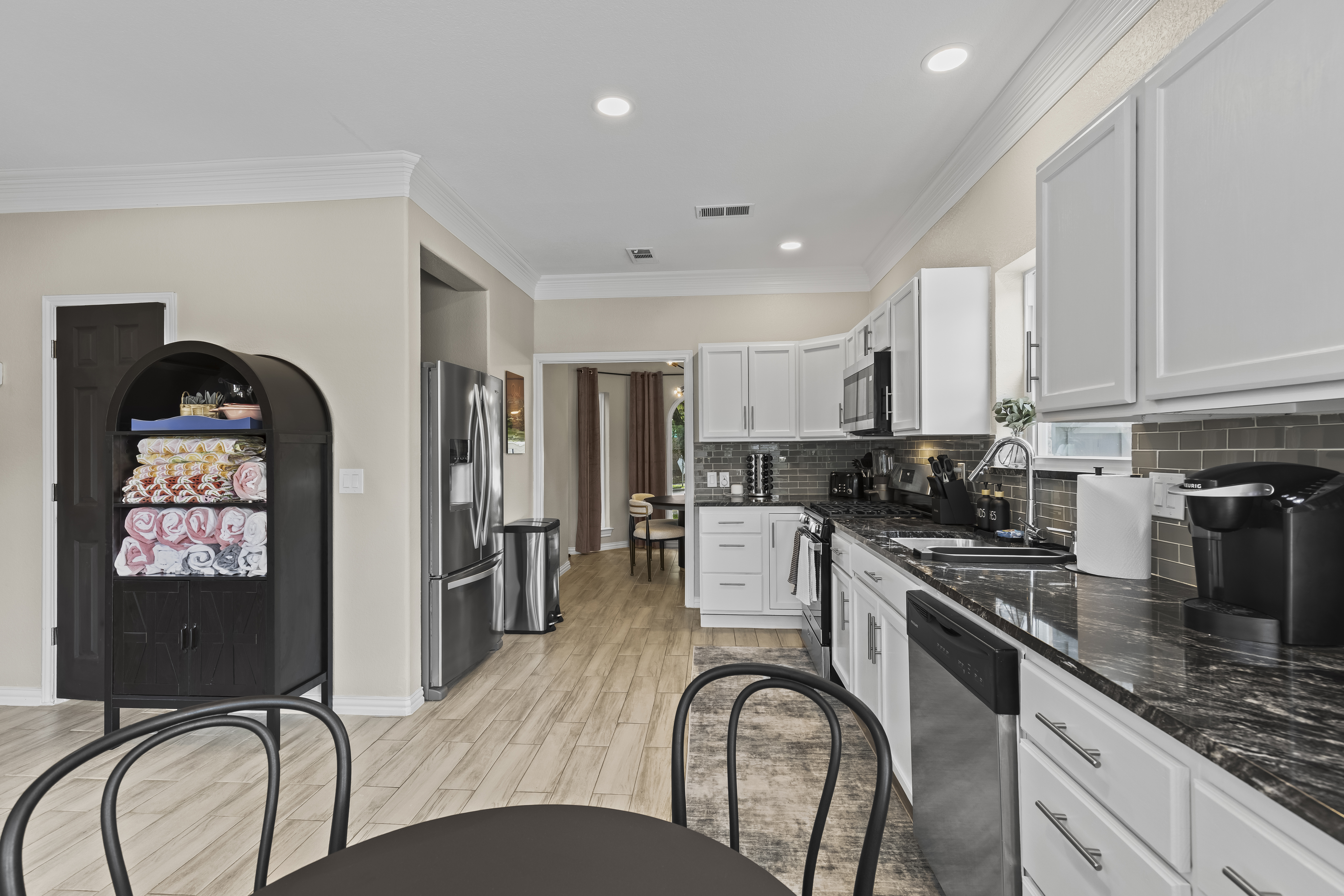 Kitchen (alternate view)